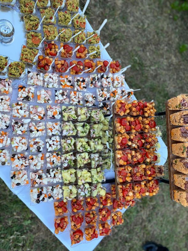 Dettaglio di finger food in monoporzioni colorate