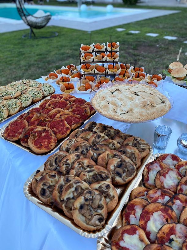 Pizzette e focacce allestite a bordo piscina