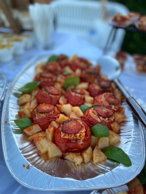 Pomodori gratinati al riso serviti su vassoio